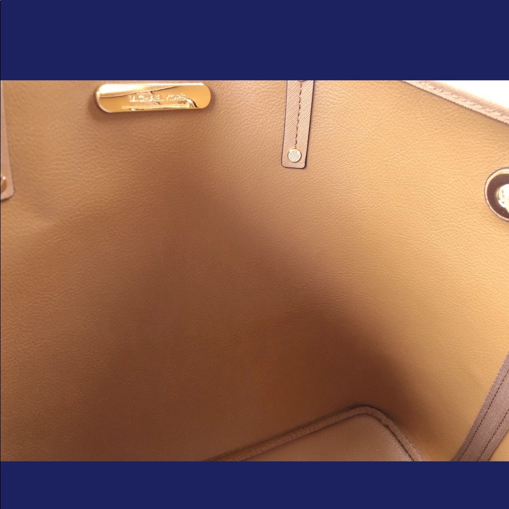 Gaby’sBags👜💕-NWT Michael Kors Large Tote &Pouch - Picture 7 of 7